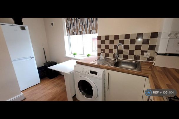 3 bedroom flat to rent - Photo 1