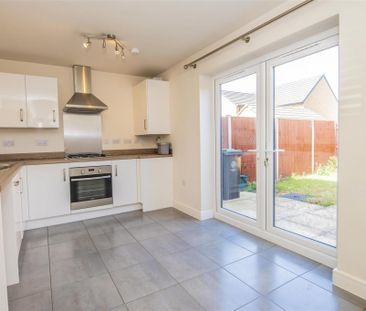 3 bed House - Mid Terrace To Let - Photo 3