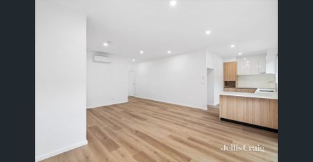 Stylish and Contemporary Living - Photo 4