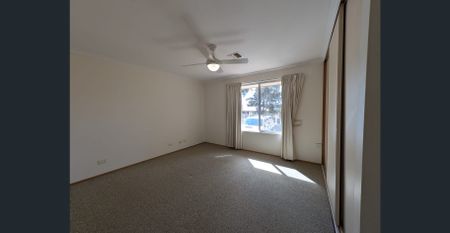 Neat, practical & ready to go - 3-bedroom home with a large workshop. - Photo 4