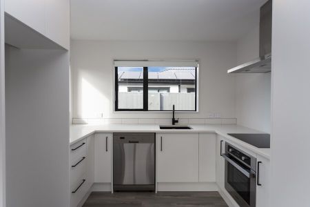 Near New Spacious 2 Bedroom Townhouse! - Photo 3