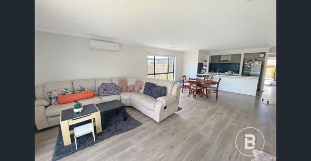 MODERN 4 BEDROOM HOME - Photo 1