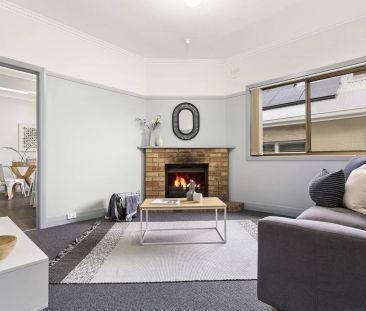 Charming Cottage in Prime Location! - Photo 3