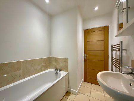 3 bedroom Semi-Detached House to let - Photo 4