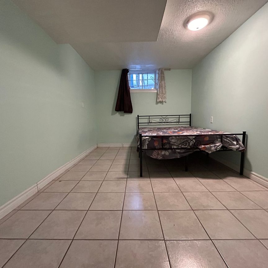For Lease - 62 Newlands Ave Avenue Unit# Basement, Toronto, Ontario - Photo 1