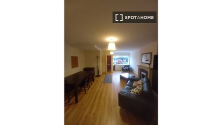 Bed for rent in 2-bedroom apartment in Waterville, Dublin - Photo 5