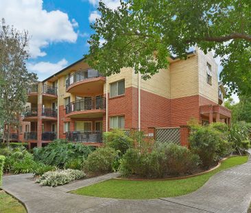 Spacious Top-Floor Three-Bedroom Apartment - Photo 6