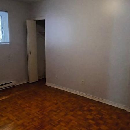 GRAND 3 1/2 AVEC PORTE PATIO DEMI SOUS-SOL LIBRE - Photo 4