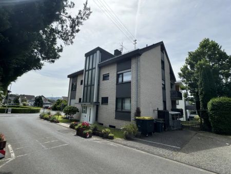 EITORF, schöne 3-Zimmerwohnung, ca. 70 m² Wfl., Balkon, zentrale Lage, Keller, Gäste-WC + Stellplatz - Photo 2