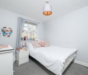 5 Bed Terraced House, Macmillan Way, SW17 - Photo 6