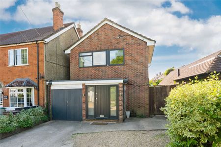 A well presented three bedroom detached family house situated in quiet residential road just 0.6 of a mile from Chobham high street. - Photo 4