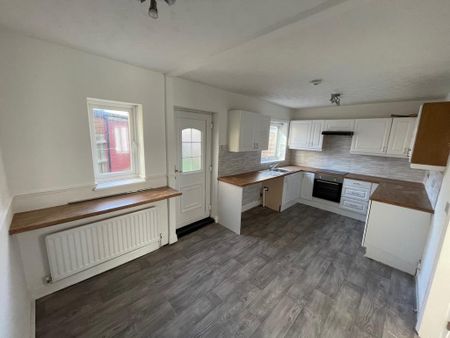 3 bedroom semi-detached house to rent - Photo 5