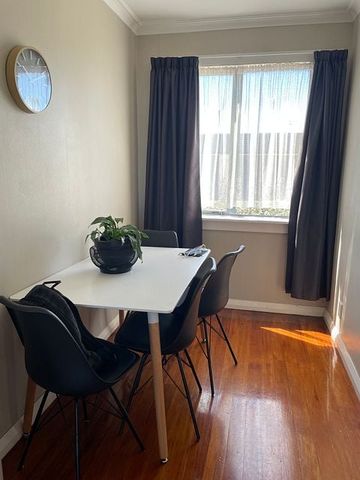 Well presented, easy care, central location, 3 bed - Photo 2