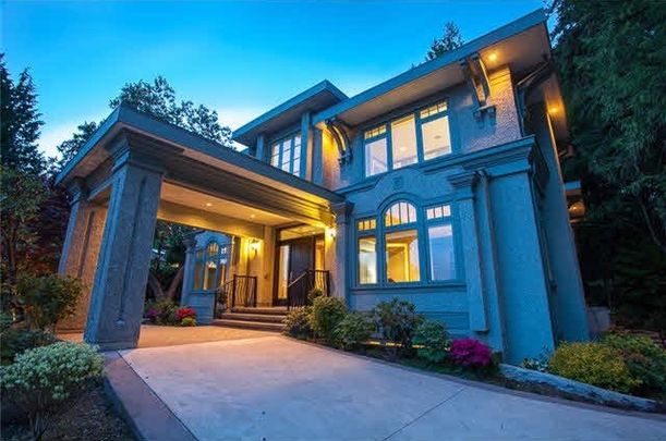 West Vancouver Ambleside Luxury 3-Level Home 5br 7ba for Rent (Ambleside) - Photo 1