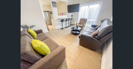 Renovated Fully Furnished 5 Bedroom in Premiere Location - Photo 2