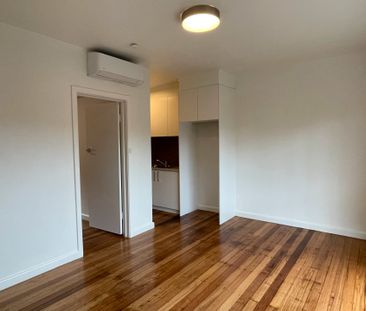 Newly Renovated Ground-Floor Apartment with Freshly Polished Flooring - Photo 1