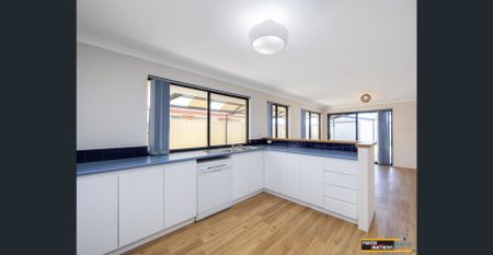 Immaculate 4 Bedroom, 2 Bathroom Family Home in a Quiet, Peaceful Street! - Photo 3