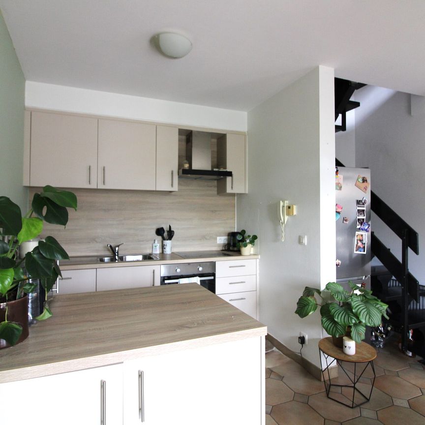 Gelijkvloers duplex-appartement met 2 slaapkamers, terras en garage gelegen te centrum-Opwijk – ref.: 3657 - Foto 1