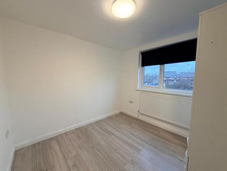 4 bedroom end of terrace house to rent - Photo 2