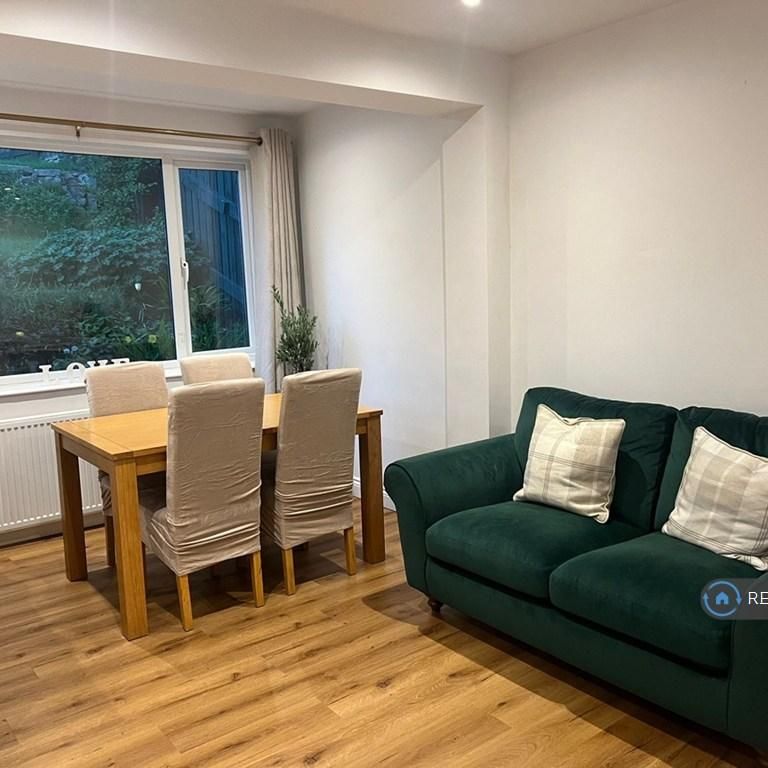 4 bedroom semi-detached house to rent - Photo 1