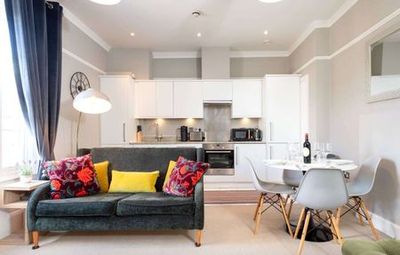 A superb first floor two bedroom apartment in a prime central location over looking Parkers Piece. - Photo 2