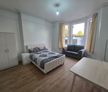 5 Bed Semi-Detached House, Heybarnes Road, B10 - Photo 4