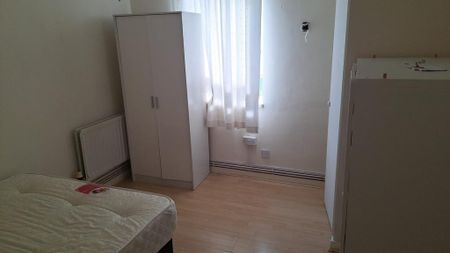 1 bedroom in a flat share to rent - Photo 5