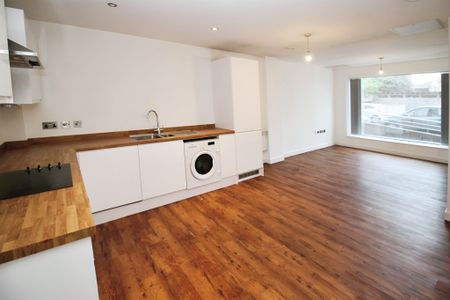 Prime Location! 2 Bed 2 Bath Ground Floor Flat with Parking Close to Sale Town Centre, M33 - Photo 3