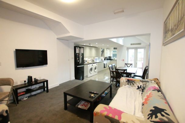 6 Bed Terraced House, Blenheim Road, RG1 - Photo 1