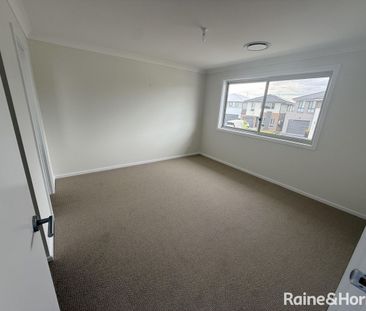 Modern Five-Bedroom Family Home - Photo 3