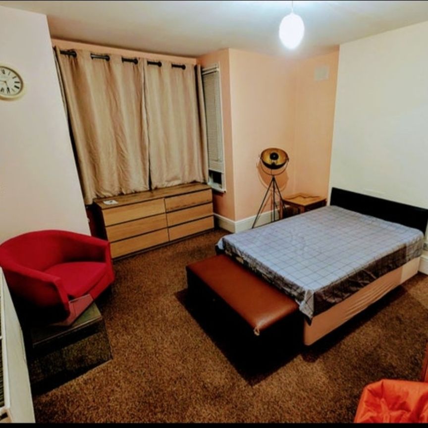 Room in a Shared House, London, NW10 - Photo 2