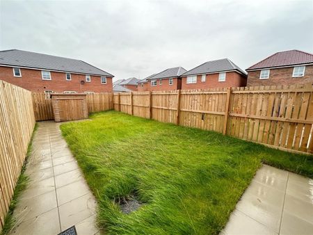 3 Bedroom House - Terraced - Photo 2