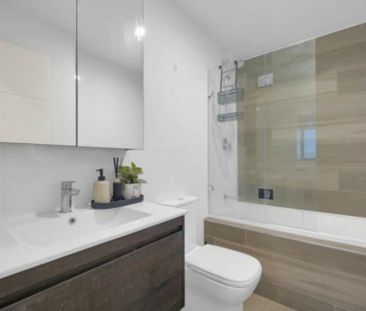 beautiful 2 Bedroom Apartment - Available Now! - Photo 4