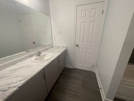 For Lease - 7528 Marpin Court, Niagara Falls, Ontario - Photo 5