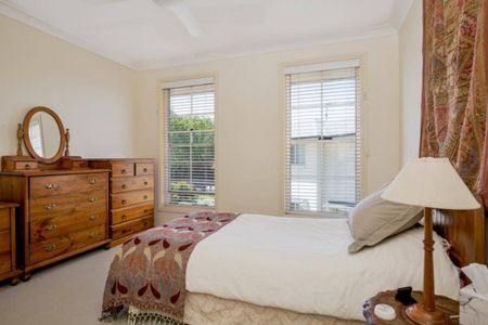 Immaculate 3 bedroom townhouse - Photo 4