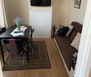 Room in a Shared House, Downham Way, BR1 - Photo 6
