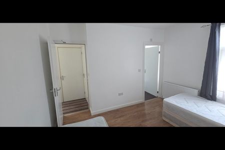 Room in a Shared House, Leyton, E10 - Photo 5