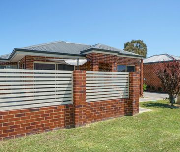 Park front property with perfect price - Photo 1