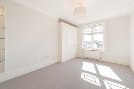 A charming and well proportioned family apartment to rent in Kensington W8. - Photo 2