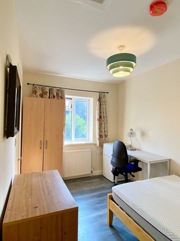 5 Bed Semi-Detached House, Mayfield Road, SO17 - Photo 5