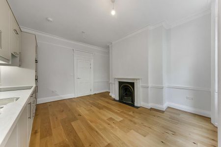 2 bedroom flat in London - Photo 2