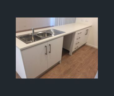 Freshly Painted Three-bedroom Townhouse in great position - Photo 2