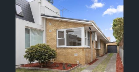 Luxury Two Bedroom Renovated Art Deco Luxury! - Photo 5