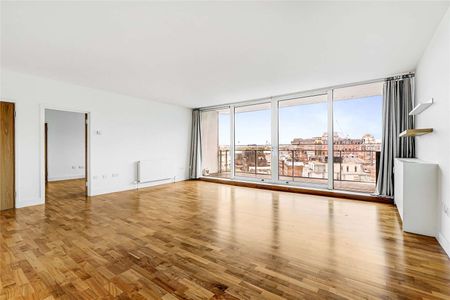 Beautiful 2 bedroom apartment of over 1,000 sq ft with a stunning view from the 7th floor of this highly desirable development. Balcony, garaged parking, additional storage & 24/7 concierge - Photo 2