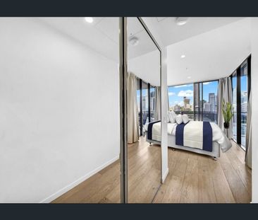 Modern 1-Bedroom Apartment with City and River Views in South Brisbane - Photo 3