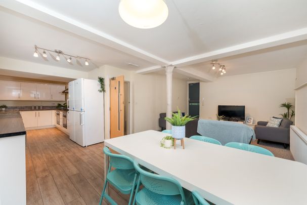 8 Bed Flat, Trafalgar Street, S1 - Photo 1