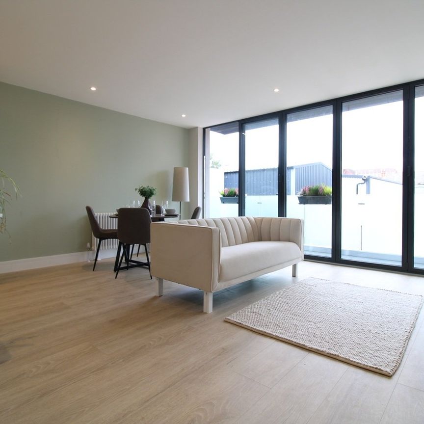 2 Bed Flat, Foundry House, SW19 - Photo 1