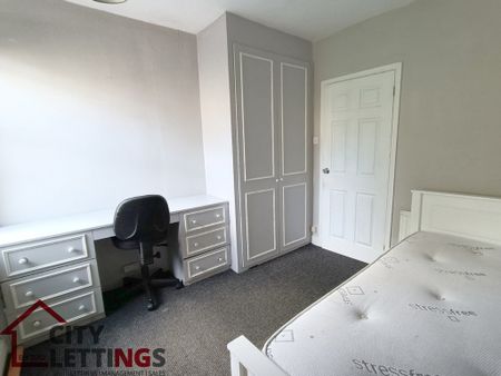 4 Bedroom End Terraced House - Photo 4