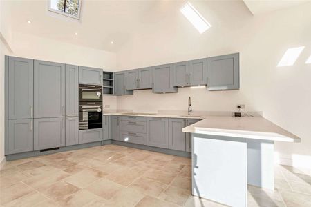 Three bedroom stable in a popular village location - Photo 5
