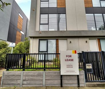 Tri-Level Townhouse For lease with Great Locations! - Photo 6